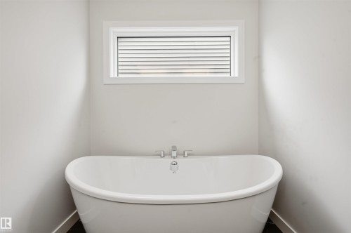 3218 Dixon Way, Edmonton, AB - Indoor Photo Showing Bathroom