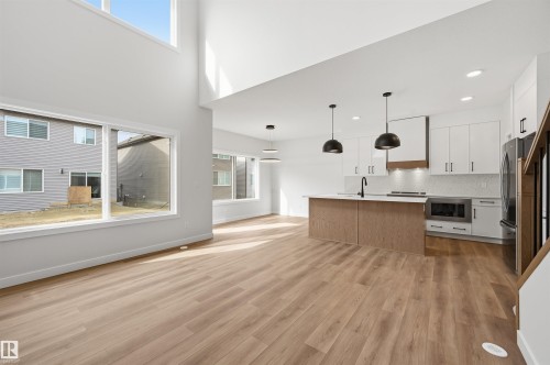 3218 Dixon Way, Edmonton, AB - Indoor Photo Showing Kitchen