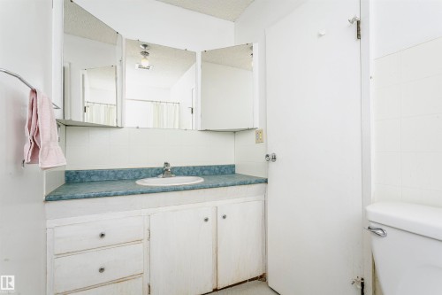 5041 48 Avenue, Bon Accord, AB - Indoor Photo Showing Bathroom