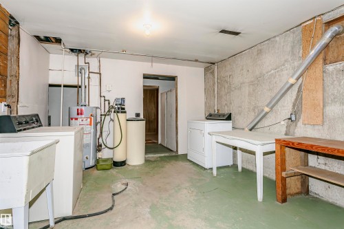 5041 48 Avenue, Bon Accord, AB - Indoor Photo Showing Laundry Room