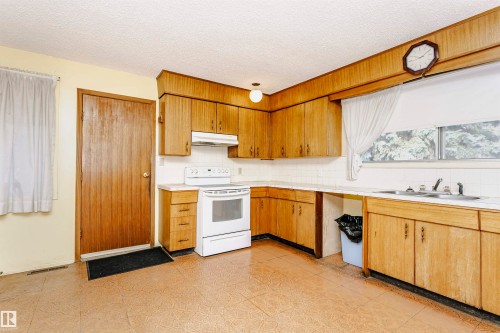 5041 48 Avenue, Bon Accord, AB - Indoor Photo Showing Kitchen With Double Sink