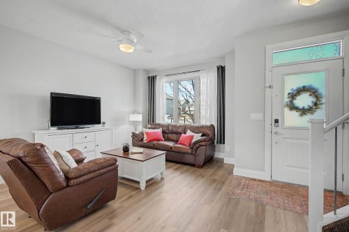 82 Gilmore Way, Spruce Grove, AB - Indoor Photo Showing Living Room