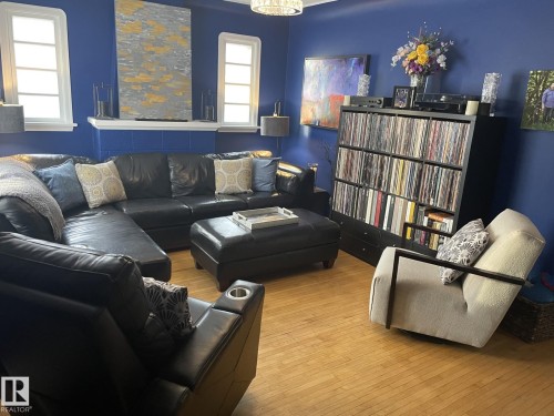 11844 96 Street, Edmonton, AB - Indoor Photo Showing Living Room