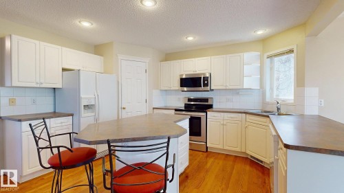 721 Butterworth Drive, Edmonton, AB - Indoor Photo Showing Kitchen With Double Sink
