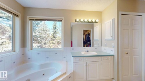 721 Butterworth Drive, Edmonton, AB - Indoor Photo Showing Bathroom
