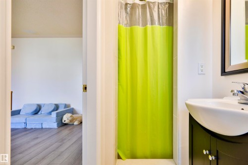 8710 156A Avenue, Edmonton, AB - Indoor Photo Showing Bathroom
