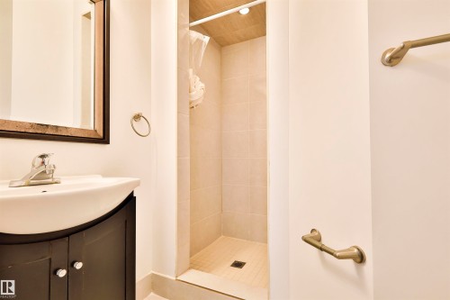 8710 156A Avenue, Edmonton, AB - Indoor Photo Showing Bathroom