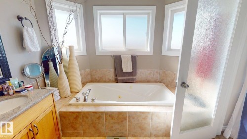 325 Cutts Court, Edmonton, AB - Indoor Photo Showing Bathroom