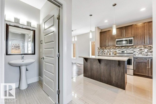 2604 20 Avenue, Edmonton, AB - Indoor Photo Showing Kitchen With Upgraded Kitchen