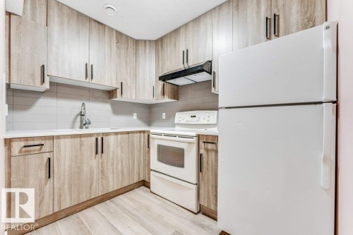 2604 20 Avenue, Edmonton, AB - Indoor Photo Showing Kitchen
