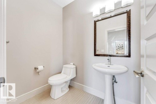 2604 20 Avenue, Edmonton, AB - Indoor Photo Showing Bathroom