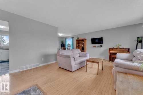 20 Caledonia Drive, Leduc, AB - Indoor Photo Showing Living Room