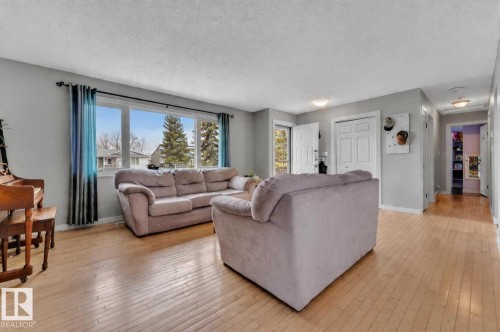20 Caledonia Drive, Leduc, AB - Indoor Photo Showing Living Room