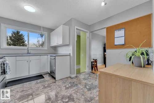 20 Caledonia Drive, Leduc, AB - Indoor Photo Showing Kitchen