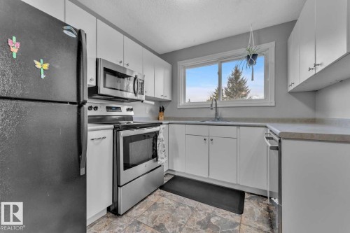 20 Caledonia Drive, Leduc, AB - Indoor Photo Showing Kitchen