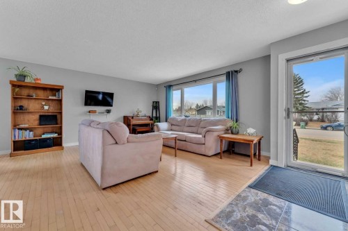 20 Caledonia Drive, Leduc, AB - Indoor Photo Showing Living Room