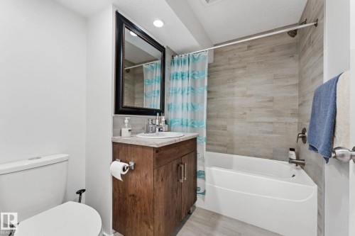 8804 135 Avenue, Edmonton, AB - Indoor Photo Showing Bathroom