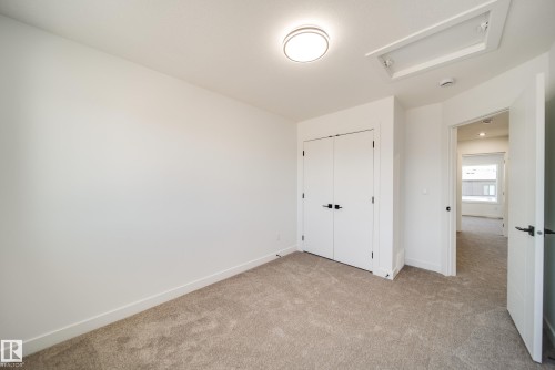 Neutral-toned carpeting paired with white baseboards - 86 Blackbird Bend, Fort Saskatchewan, AB - Indoor Photo Showing Other Room