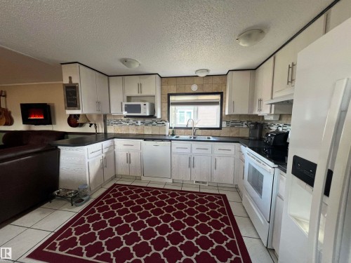 2 Sunset Boulevard, Spruce Grove, AB - Indoor Photo Showing Kitchen With Double Sink