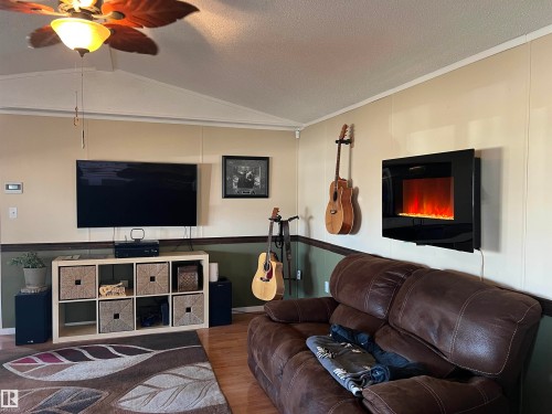 2 Sunset Boulevard, Spruce Grove, AB - Indoor Photo Showing Living Room