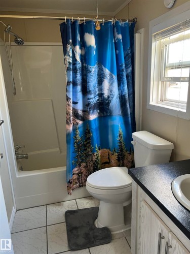 2 Sunset Boulevard, Spruce Grove, AB - Indoor Photo Showing Bathroom