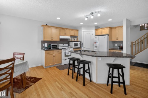 20707 56 Avenue, Edmonton, AB - Indoor Photo Showing Kitchen