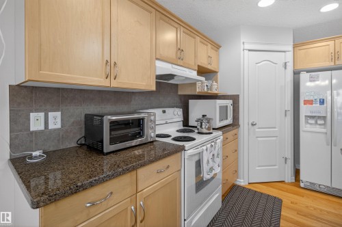 20707 56 Avenue, Edmonton, AB - Indoor Photo Showing Kitchen