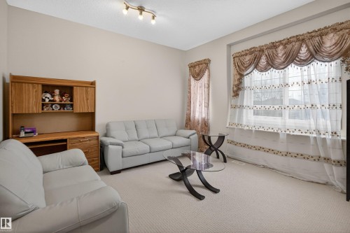 20707 56 Avenue, Edmonton, AB - Indoor Photo Showing Living Room