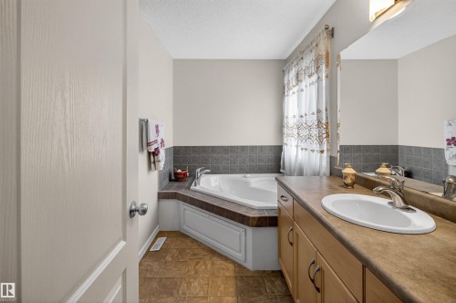 20707 56 Avenue, Edmonton, AB - Indoor Photo Showing Bathroom
