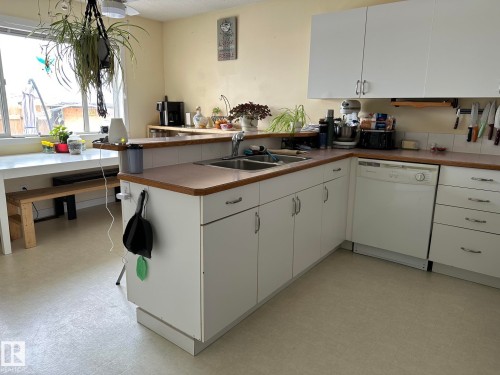 4804 Landsdowne Avenue, Blackfalds, AB - Indoor Photo Showing Kitchen With Double Sink