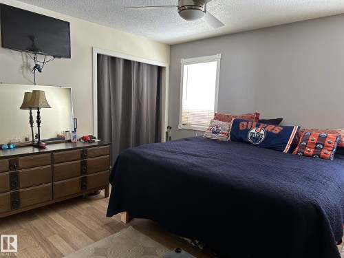 4804 Landsdowne Avenue, Blackfalds, AB - Indoor Photo Showing Bedroom