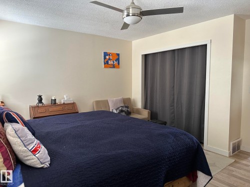 4804 Landsdowne Avenue, Blackfalds, AB - Indoor Photo Showing Bedroom