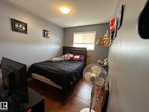 4804 Landsdowne Avenue, Blackfalds, AB - Indoor Photo Showing Bedroom