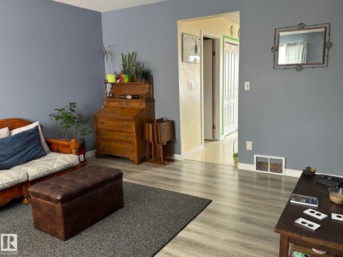 4804 Landsdowne Avenue, Blackfalds, AB - Indoor