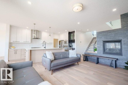 3386 Cutler Crescent, Edmonton, AB - Indoor Photo Showing Living Room