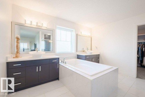 3386 Cutler Crescent, Edmonton, AB - Indoor Photo Showing Bathroom