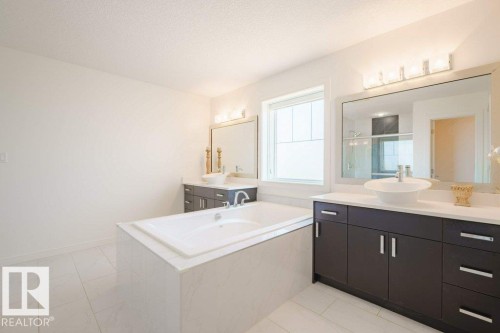 3386 Cutler Crescent, Edmonton, AB - Indoor Photo Showing Bathroom