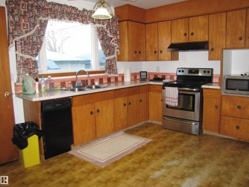 6832 83 Avenue, Edmonton, AB - Indoor Photo Showing Kitchen With Double Sink