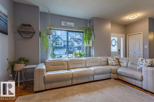 1676 Tomlinson Common, Edmonton, AB - Indoor Photo Showing Living Room