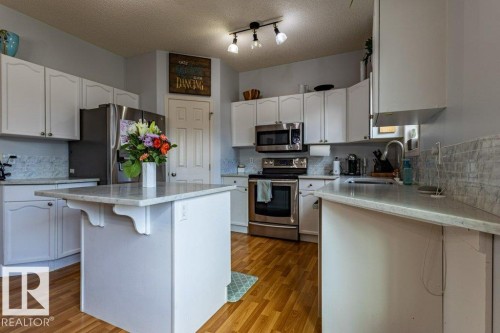 1676 Tomlinson Common, Edmonton, AB - Indoor Photo Showing Kitchen