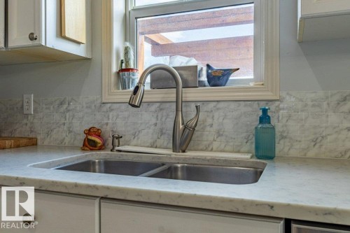 1676 Tomlinson Common, Edmonton, AB - Indoor Photo Showing Kitchen With Double Sink