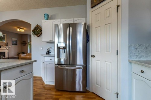 1676 Tomlinson Common, Edmonton, AB - Indoor Photo Showing Kitchen
