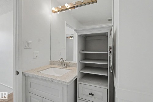 3317 107 Avenue, Edmonton, AB - Indoor Photo Showing Bathroom