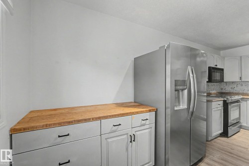 3317 107 Avenue, Edmonton, AB - Indoor Photo Showing Kitchen