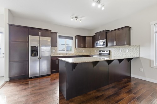 39 Greenbury Boulevard, Spruce Grove, AB - Indoor Photo Showing Kitchen With Upgraded Kitchen