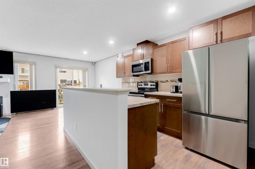3048 16 Avenue, Edmonton, AB - Indoor Photo Showing Kitchen
