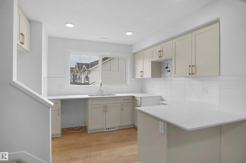 23 531 Merlin Landing, Edmonton, AB - Indoor Photo Showing Kitchen