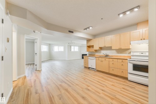 112 10311 111 Street, Edmonton, AB - Indoor Photo Showing Kitchen