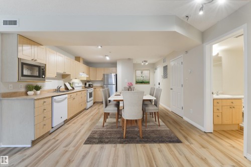 112 10311 111 Street, Edmonton, AB - Indoor