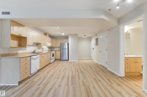 112 10311 111 Street, Edmonton, AB - Indoor Photo Showing Kitchen